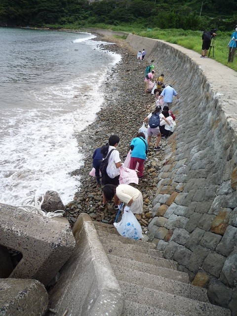 海岸でゴミ拾いをする参加者の様子
