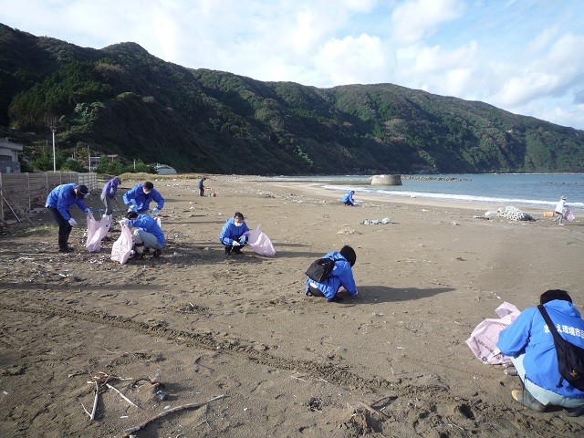 ゴミを回収しきれいになった海岸の写真