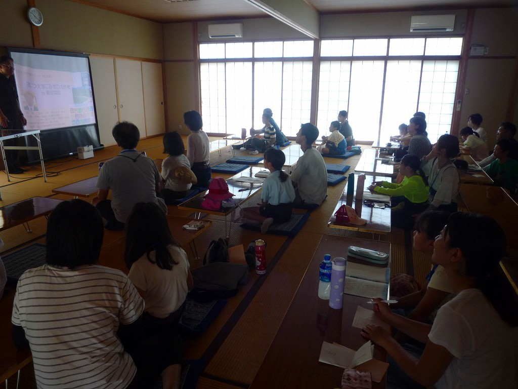 講師の戸田顕史氏と島根大学生の協力のもと開催した「環境学習会」の様子